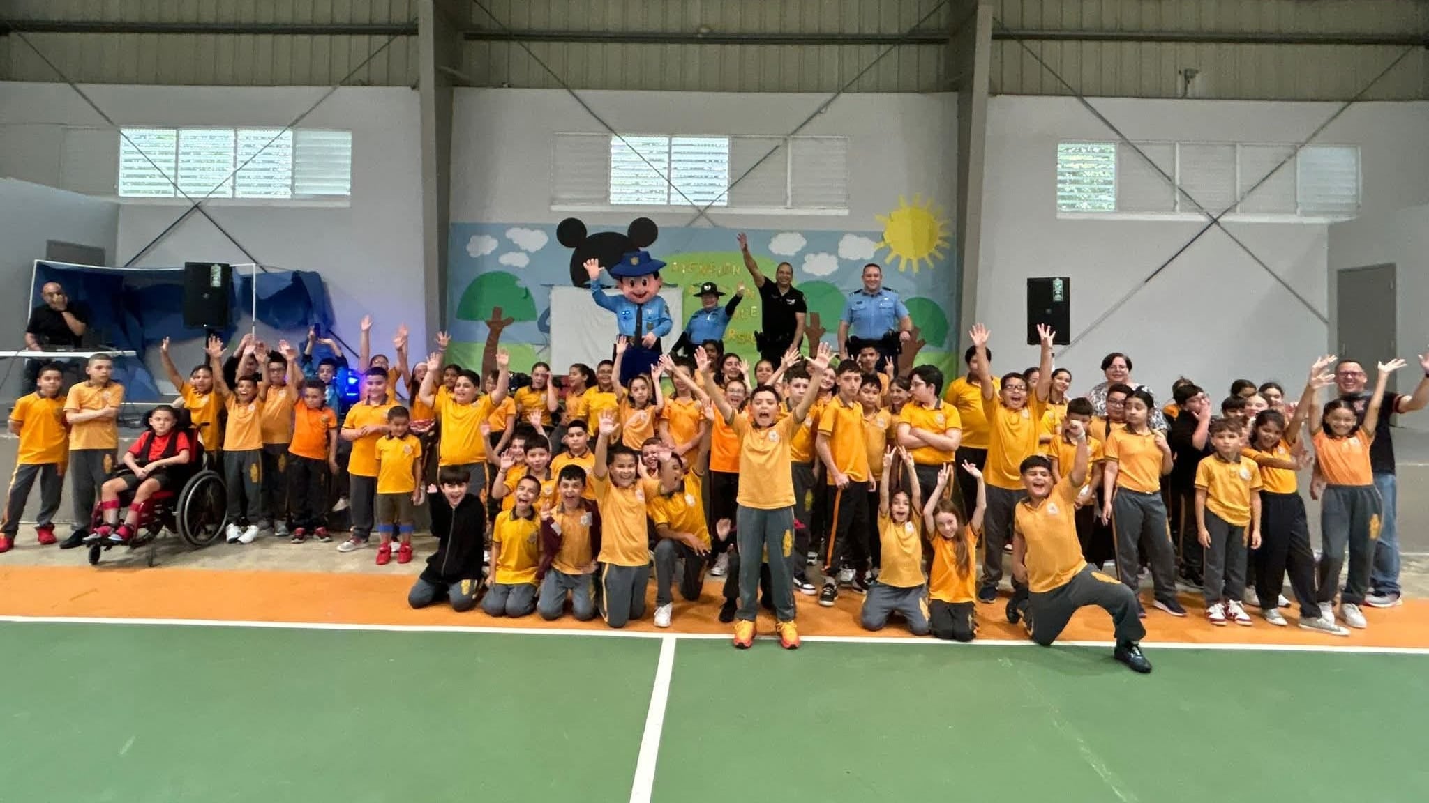 Los estudiantes se tomaron fotos con Poli, el muñeco policía y conocieron la unidad canina