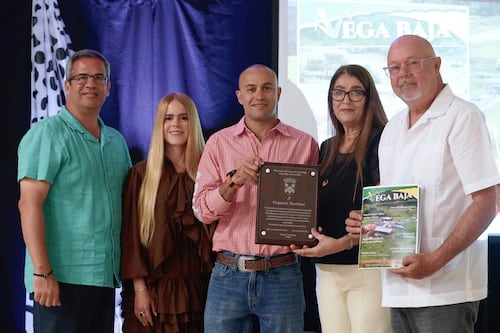 Vega Baja honra la industria lechera local con homenaje a Martínez Dairy