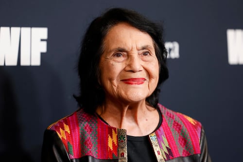 Expertos creen que acusaciones contra César Chávez impulsarán reconocimiento a mujeres activistas