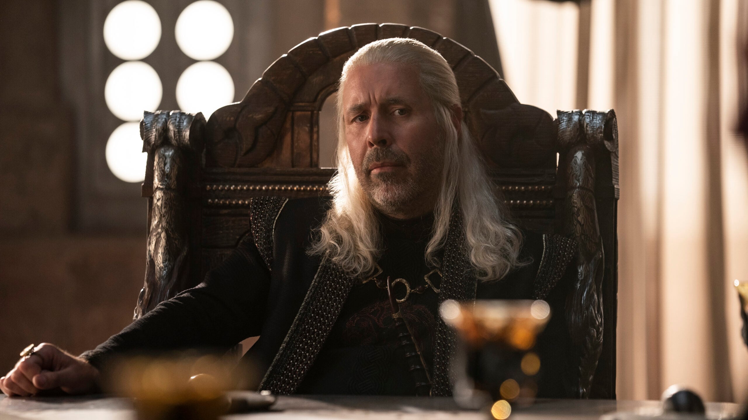 El rey viserys I es el padre de Rhaenyra Targaryen en House Of The Dragon