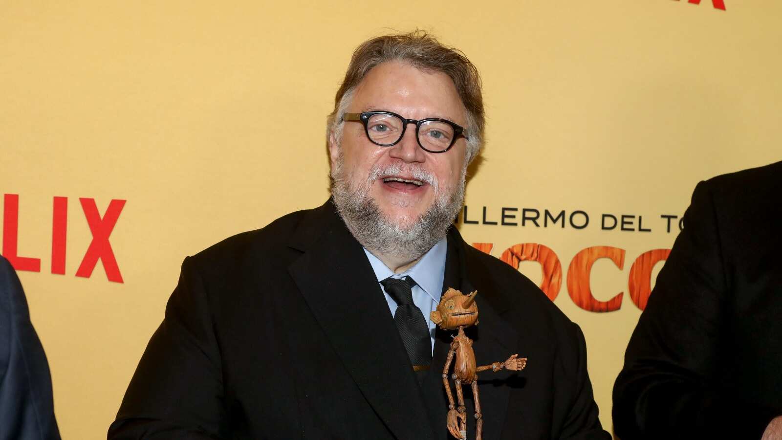 Guillermo del Toro sostiene una figura de Pinocho.