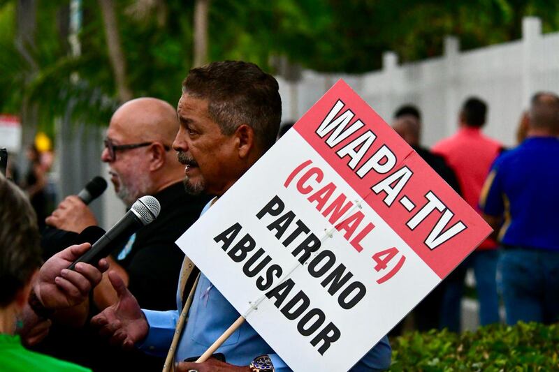 Manifestación en WAPA TV contra la gerencia.