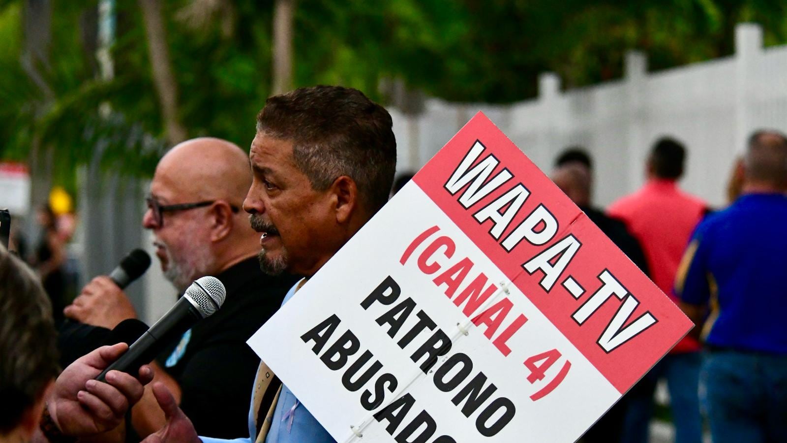 Manifestación en WAPA TV contra la gerencia.
