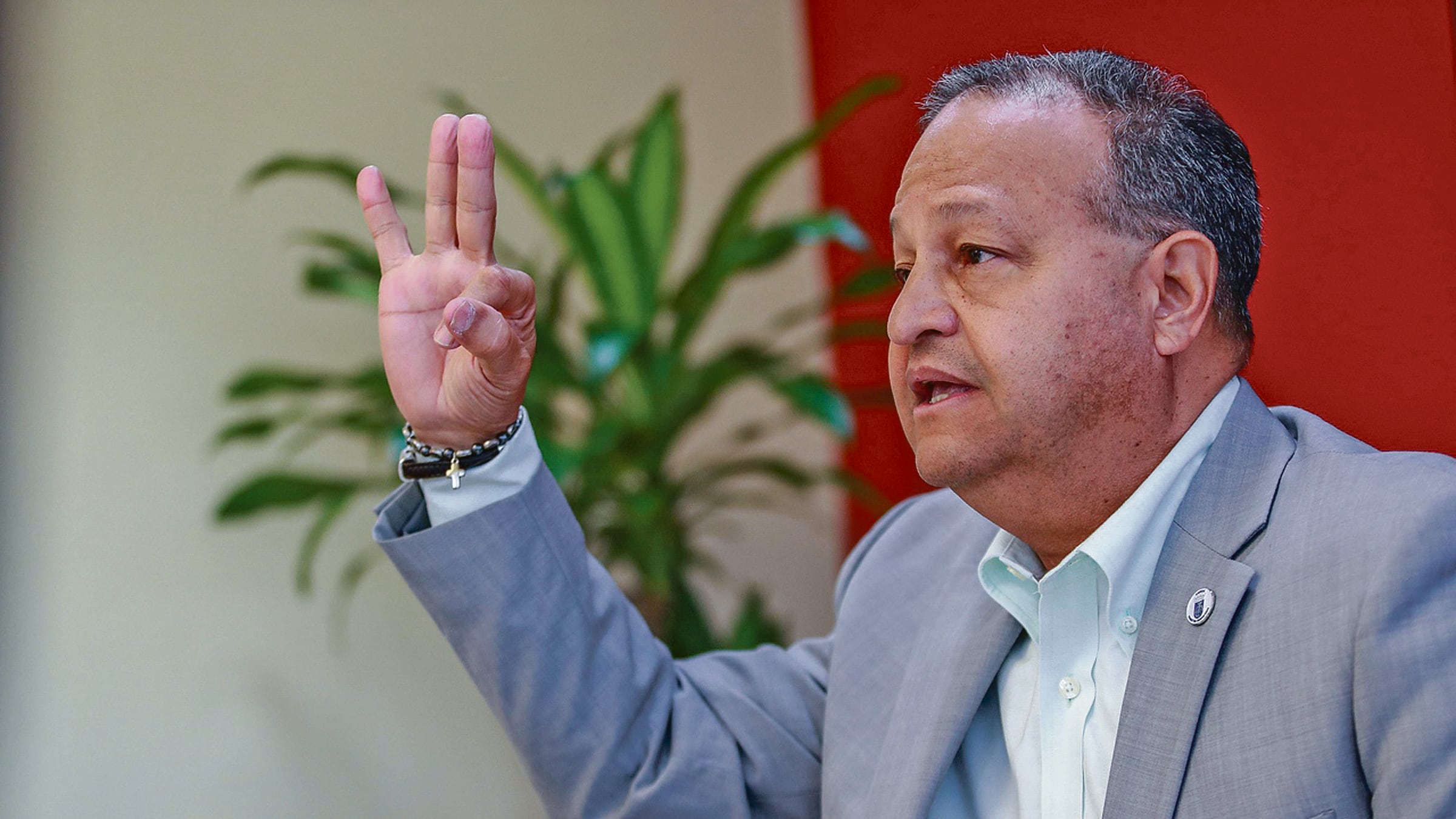 Alcalde de Caguas, William E. Miranda Torres durante una entrevista, alzando su mano pasivamente.