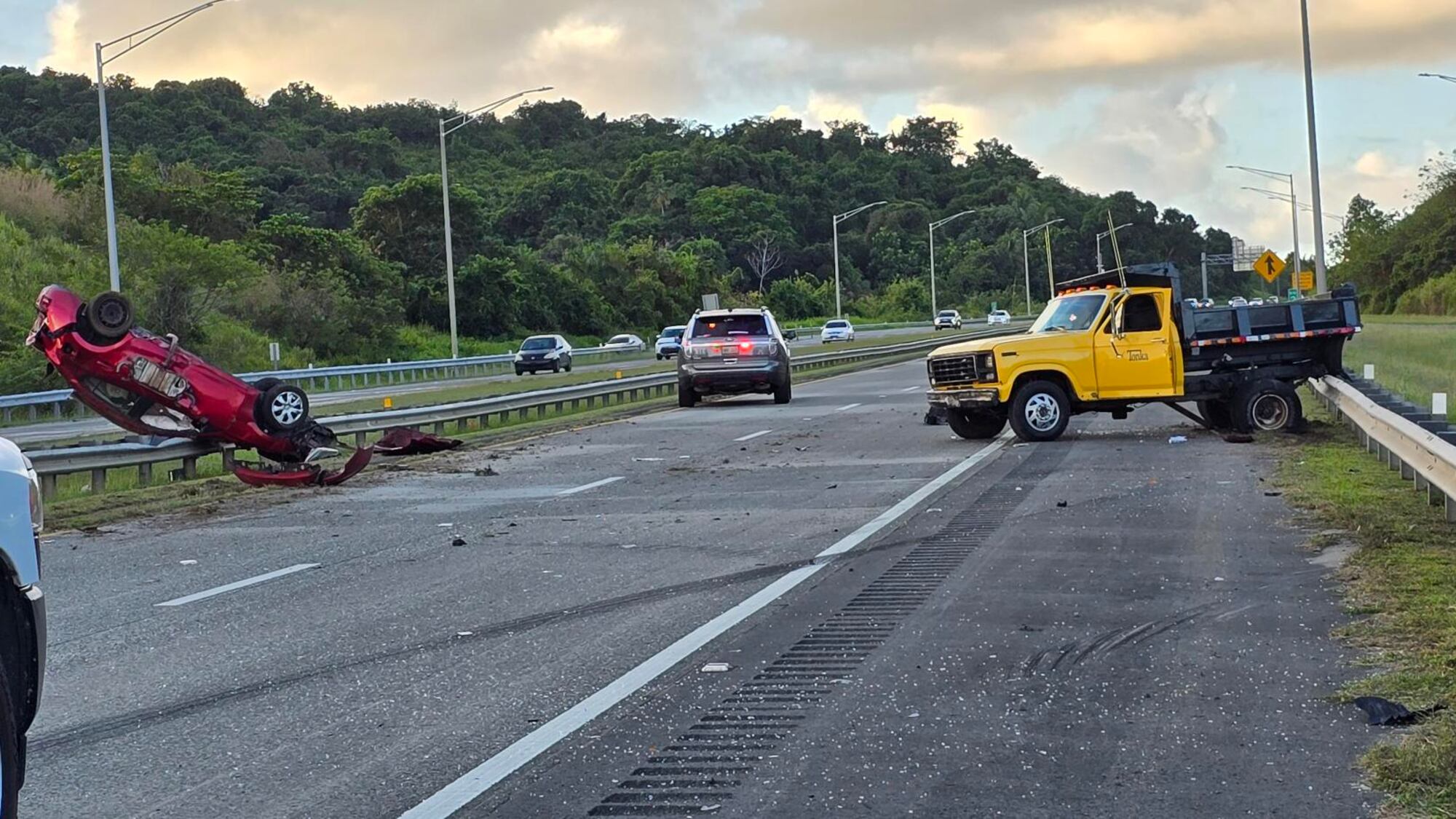 Investigan accidente de auto de carácter grave en Fajardo.