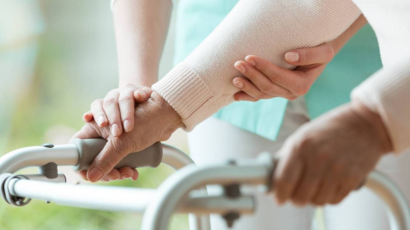 Los adultos mayores aprenden a prevenir las caídas.