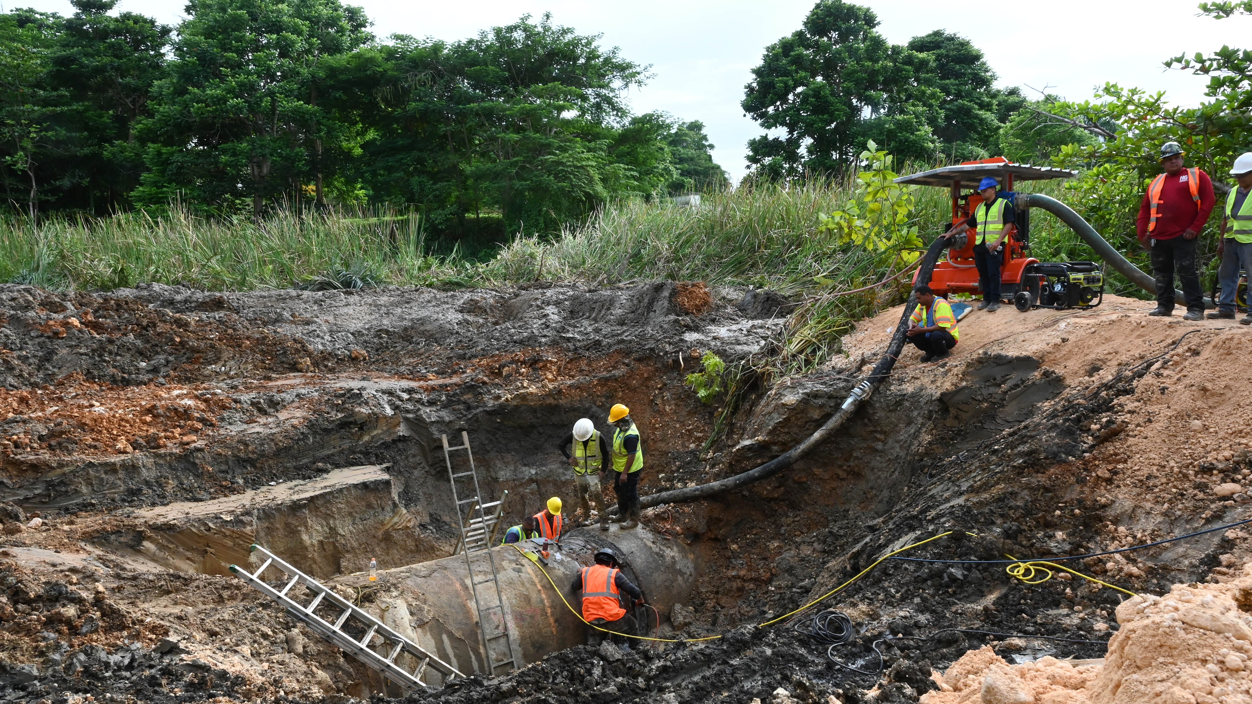 La gobernadora, Jennifer González, visita area de la reparación del Super Tubo.