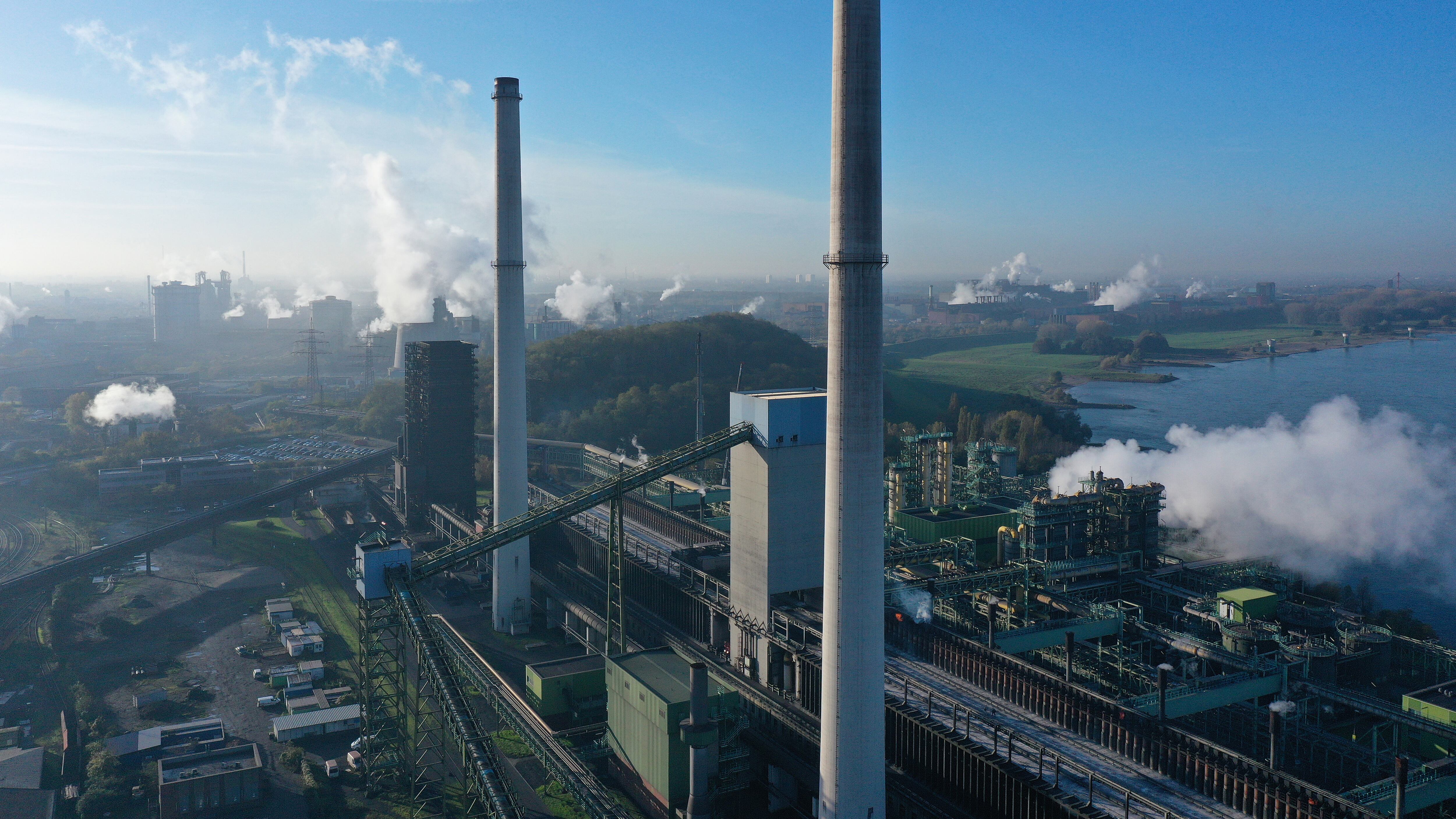 En una vista aérea, se observan las torres de una fábrica de acero en Alemania.
