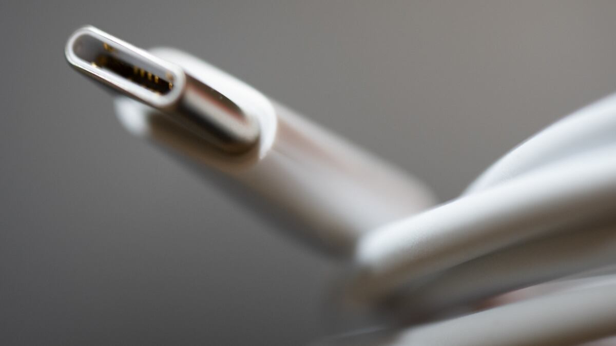 Apple debe prepararse para un cambio radical con su teléfonos iPhone, ya que muy pronto deberá cambiar su tipo de cargador y cables de conexión para carga.