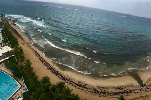 Reclaman investigación por descarga de aguas residuales en El Condado