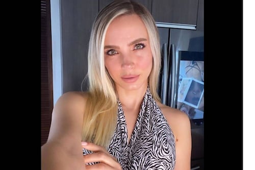 ¿Ofensivo? Elizabeth Loaiza compartió foto leyendo la Biblia sin ropa y en redes no lo dejaron pasar