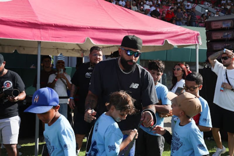 Los participantes de las clínicas de be-éisbol durante “SauceGiving” 2025 conocieron a Eladio Carrión.