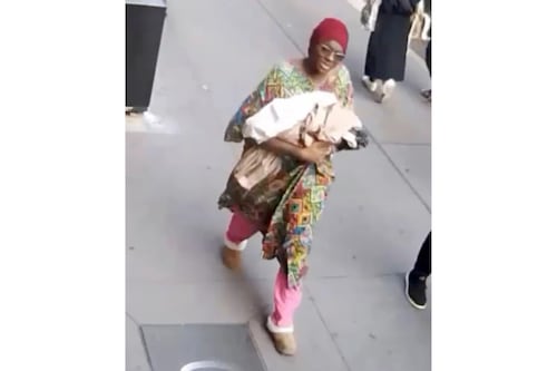 Buscan a mujer que abandonó a bebé en estación del metro en Nueva York