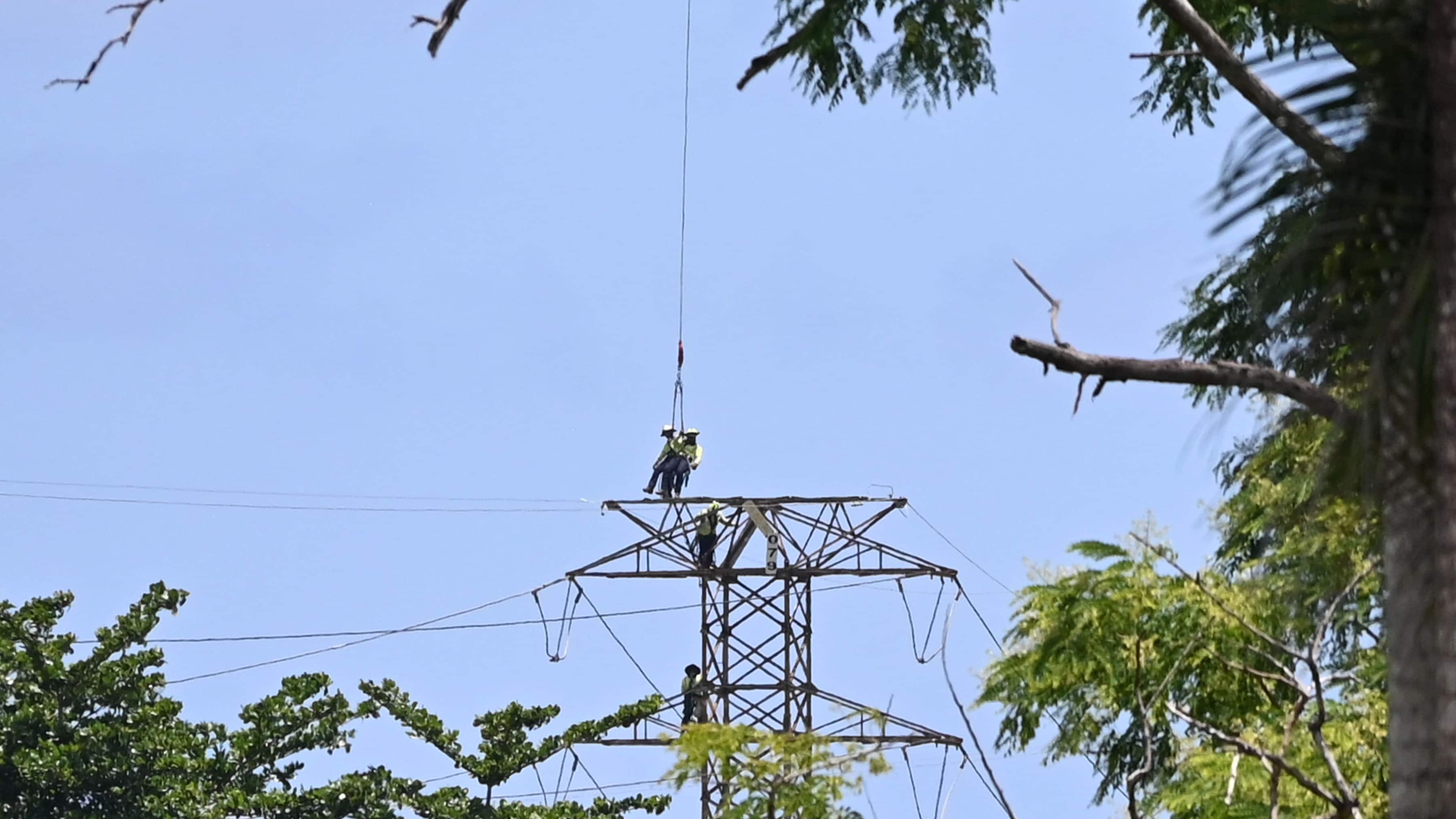Operaciones de Luma para mantenimiento de aislación y herraje en la línea 377, linea de 115 voltios