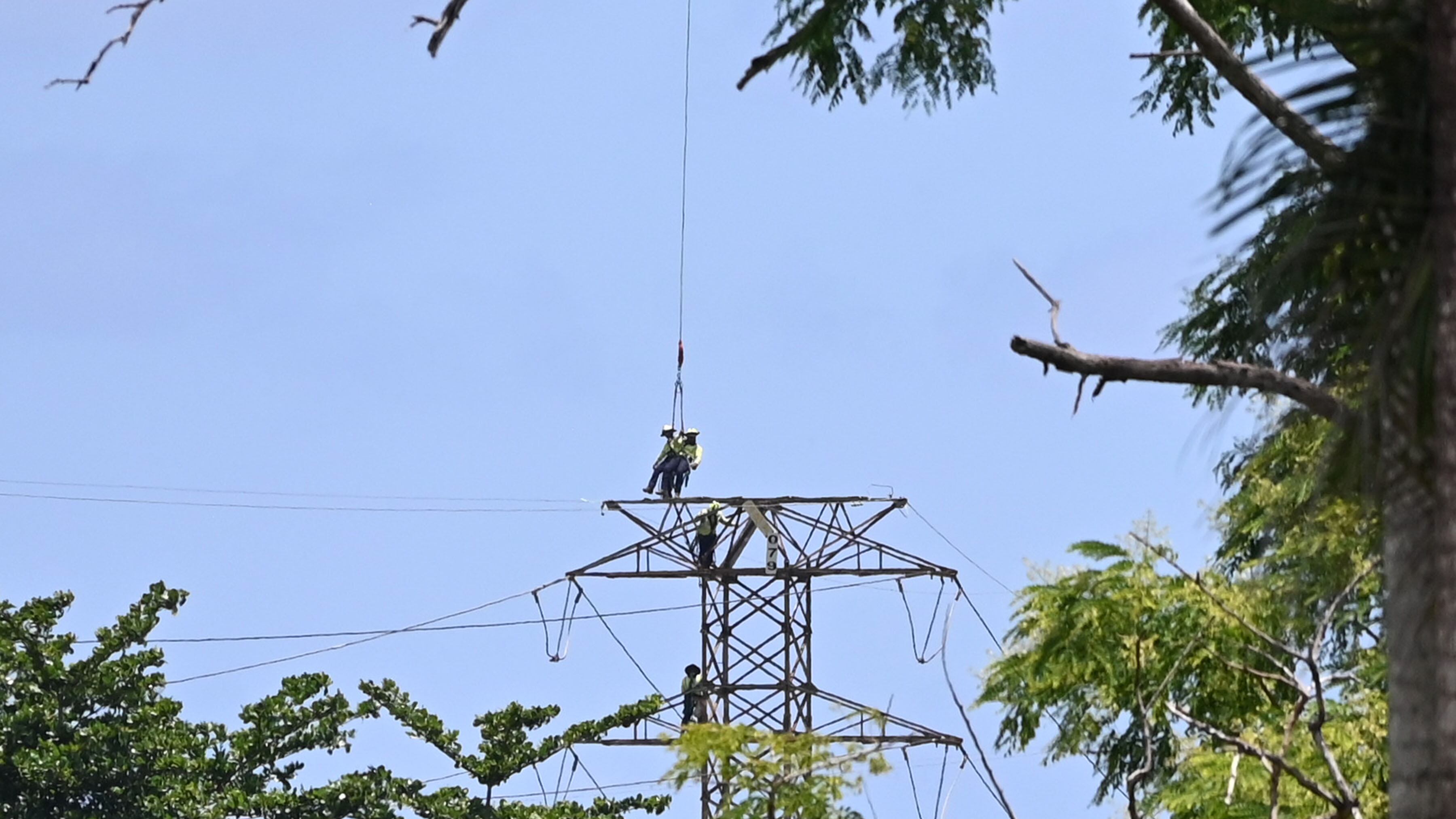 Operaciones de Luma para mantenimiento de aislación y herraje en la línea 377, linea de 115 voltios