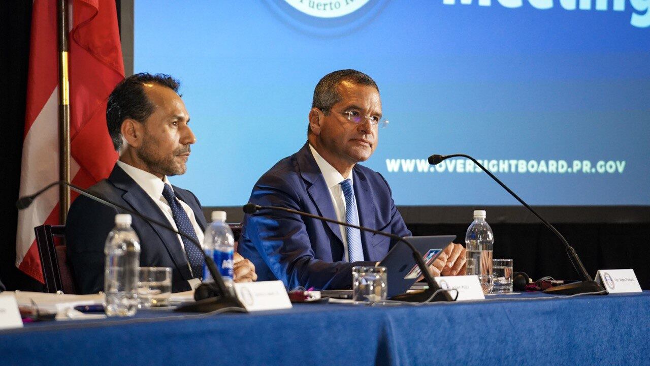 Ante los señalamientos del director ejecutivo de la JCF, Robert Mujica, sobre la desorganización para gestionar los proyectos de la red en los pasados cuatro años, el gobernador Pedro Pierluisi, a la derecha, dijo que durante su administración hubo supervisión “constante y abarcadora”.