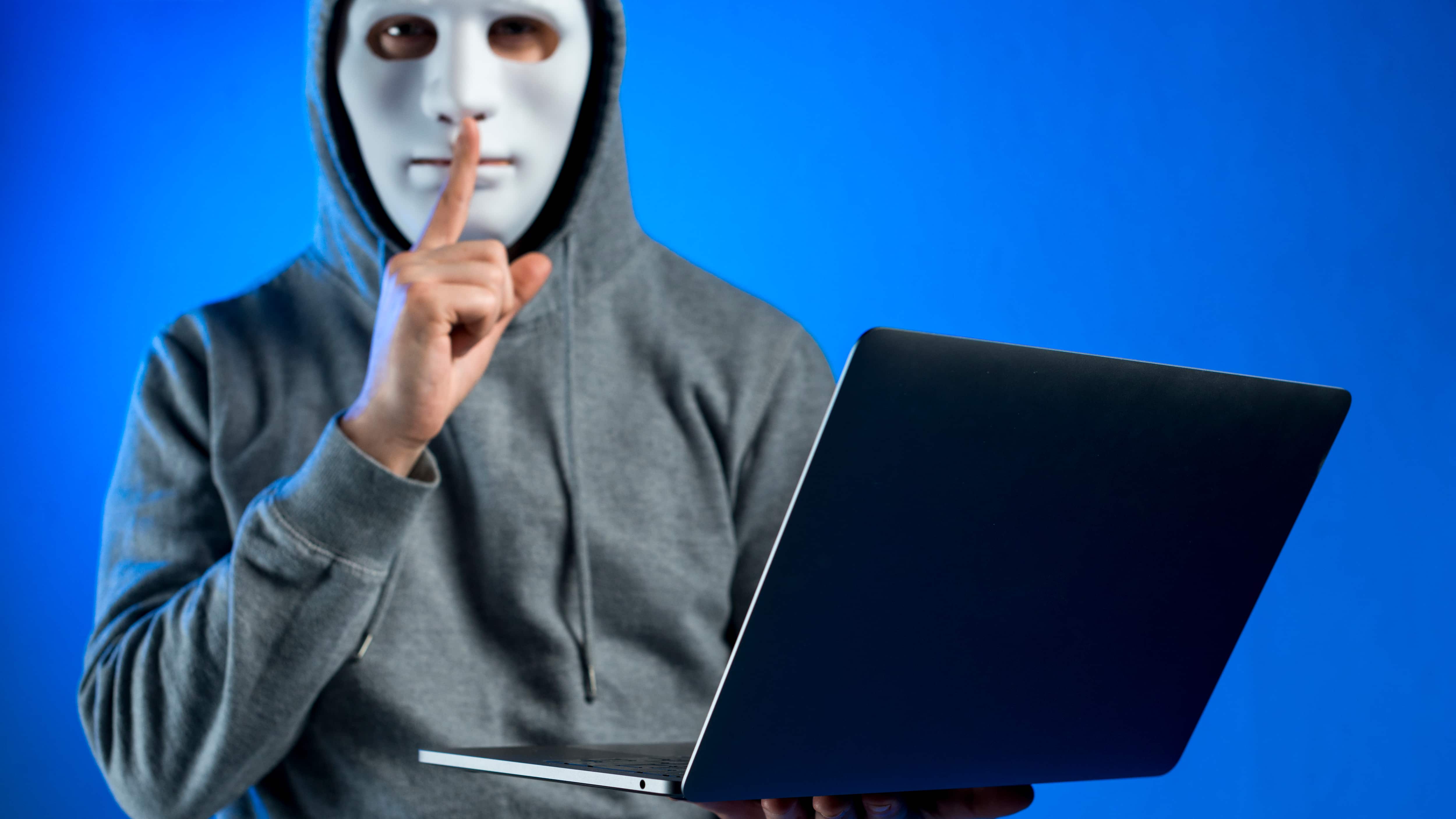 Si bien existen muchas historias de éxito de personas que encontraron el amor y a su pareja en línea, también hay muchos casos de estafas de citas en línea, las cuales están van en aumento. Foto: Freepik.