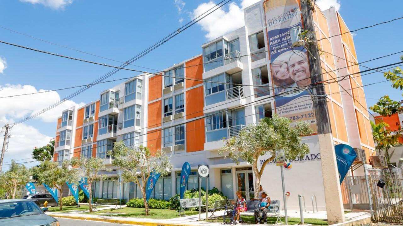 Vivienda instala placas solares en proyecto de vivienda de interés social en Toa Alta.