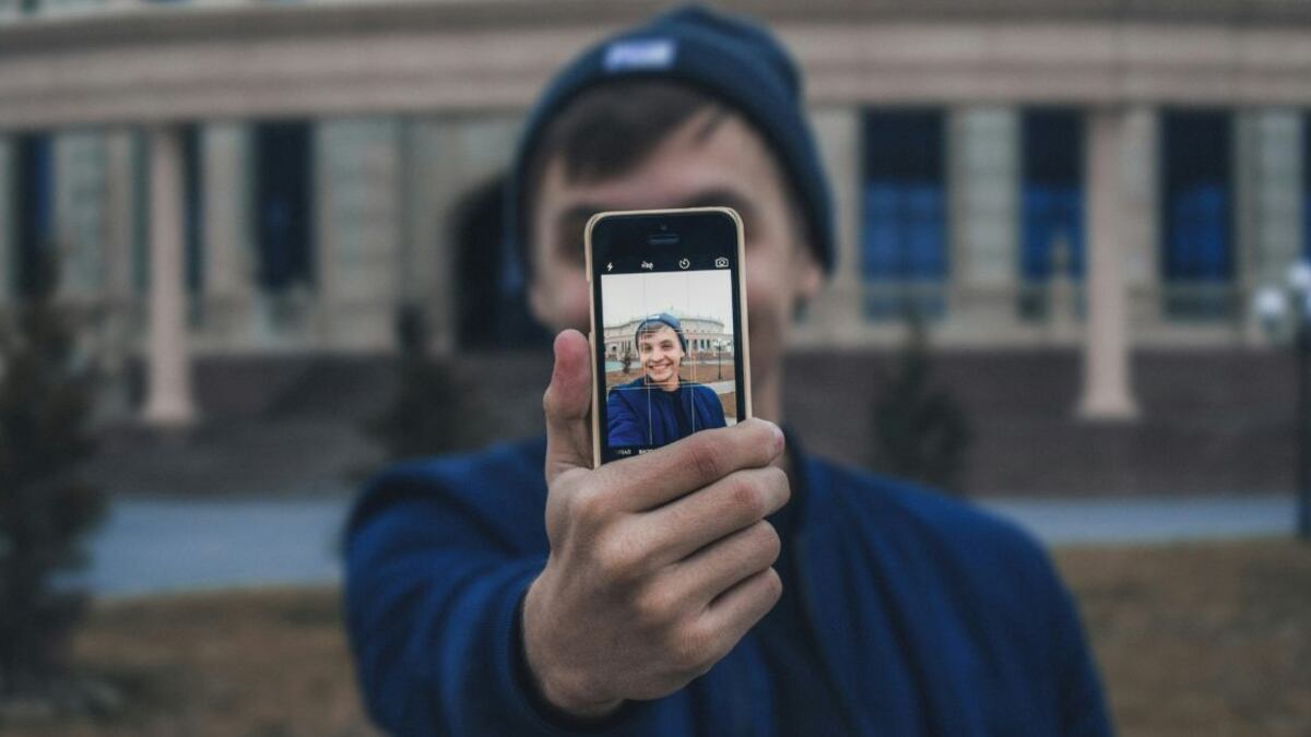 Hay muchas razones por las que un hombre manda fotos de su cara a una mujer