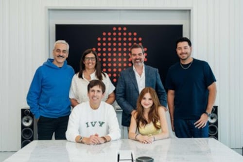Cantautora boricua firma a sus 17 años su primer contrato discográfico con famosa empresa