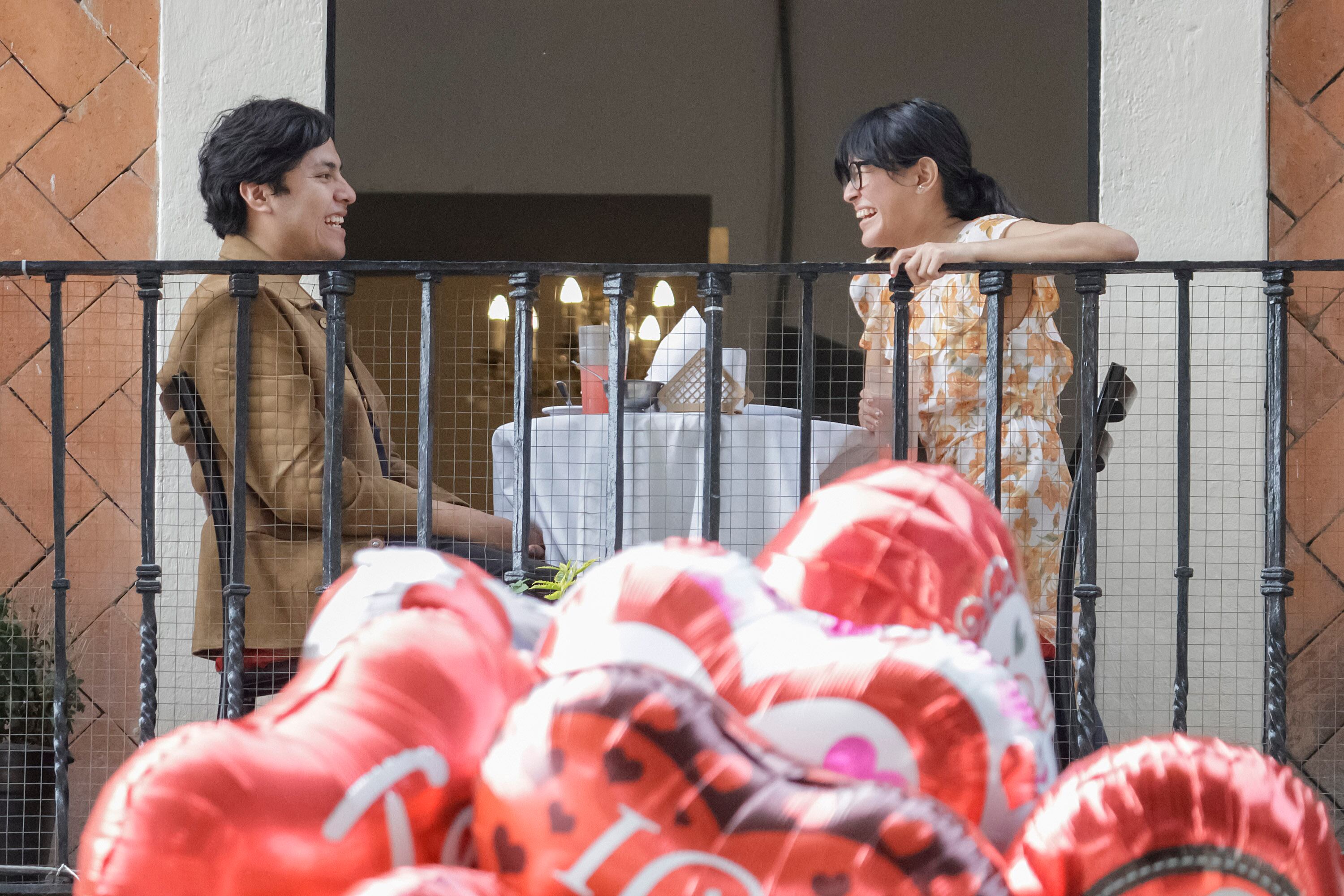 Parejas disfrutaron el 14 de febrero, Día de los Enamorados, en los diferentes restaurantes que se encuentran en los portales del Zócalo de Puebla. FOTO: Agencia Enfoque//