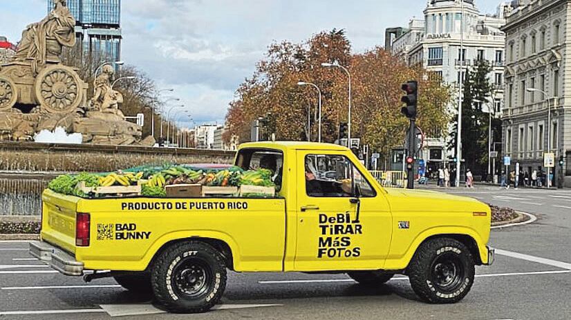 Promoción del álbum Debí tirar más fotos con camión con verduras que lee "producto de Puerto Rico".