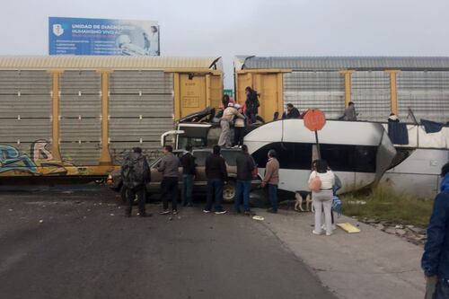 ¡Impactantes imágenes! Tren destroza autobús con pasajeros a bordo en México; ocho muertos y 45 heridos