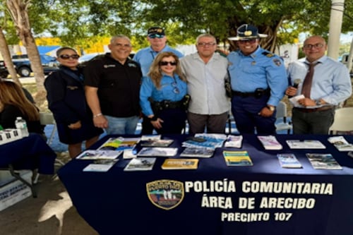 Policía participa en feria de salud y seguridad en Arecibo