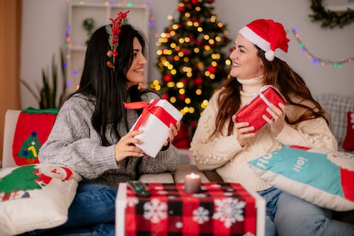 Adiós a los intercambios navideños tradicionales: esta dinámica moderna está fascinando a todos