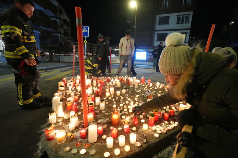 Cientos de personas homenajean a las víctimas de la tragedia de año nuevo en bar de Suiza