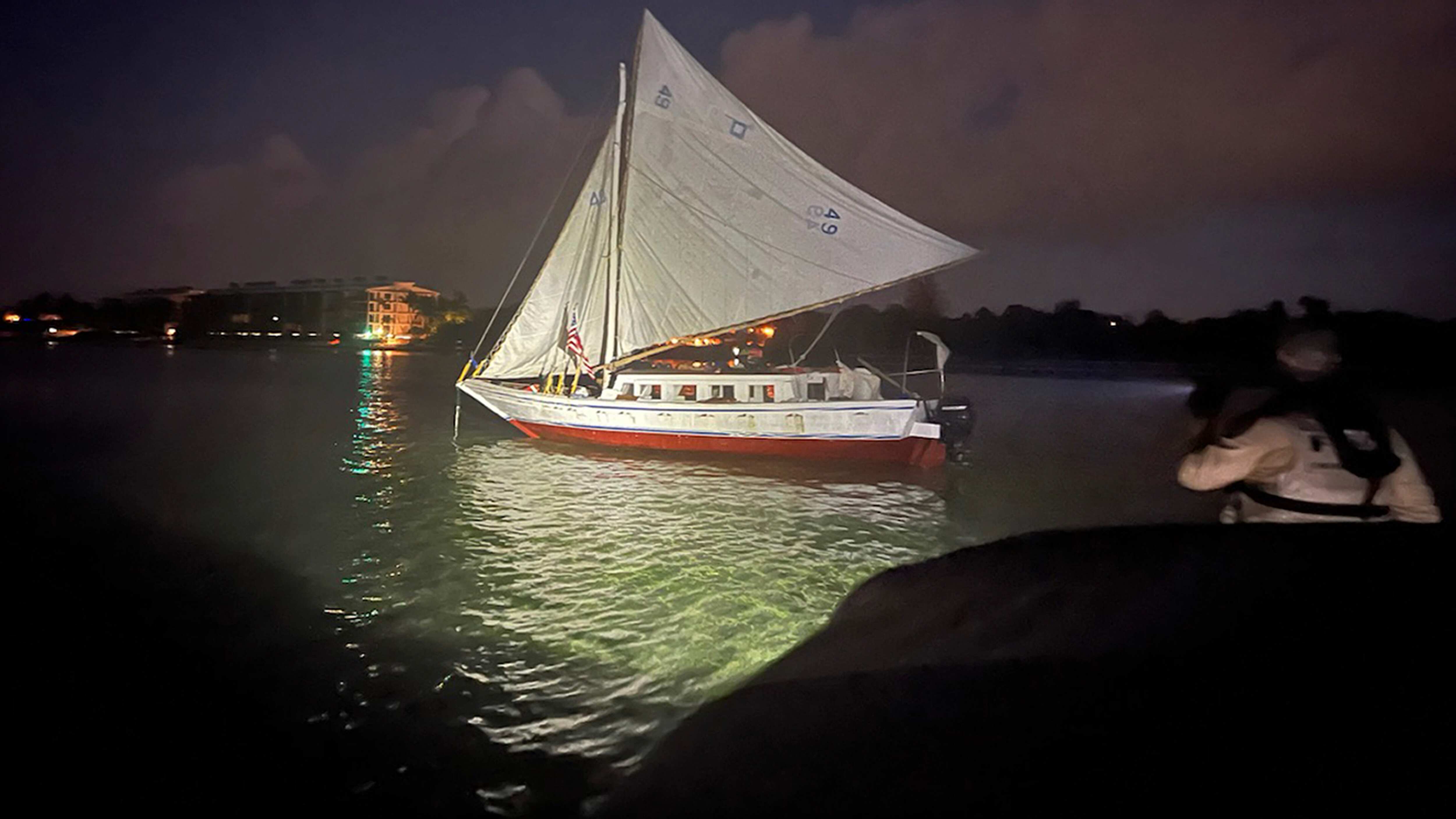 Más de un centenar de migrantes haitianos llegan en un velero a los Cayos de Florida