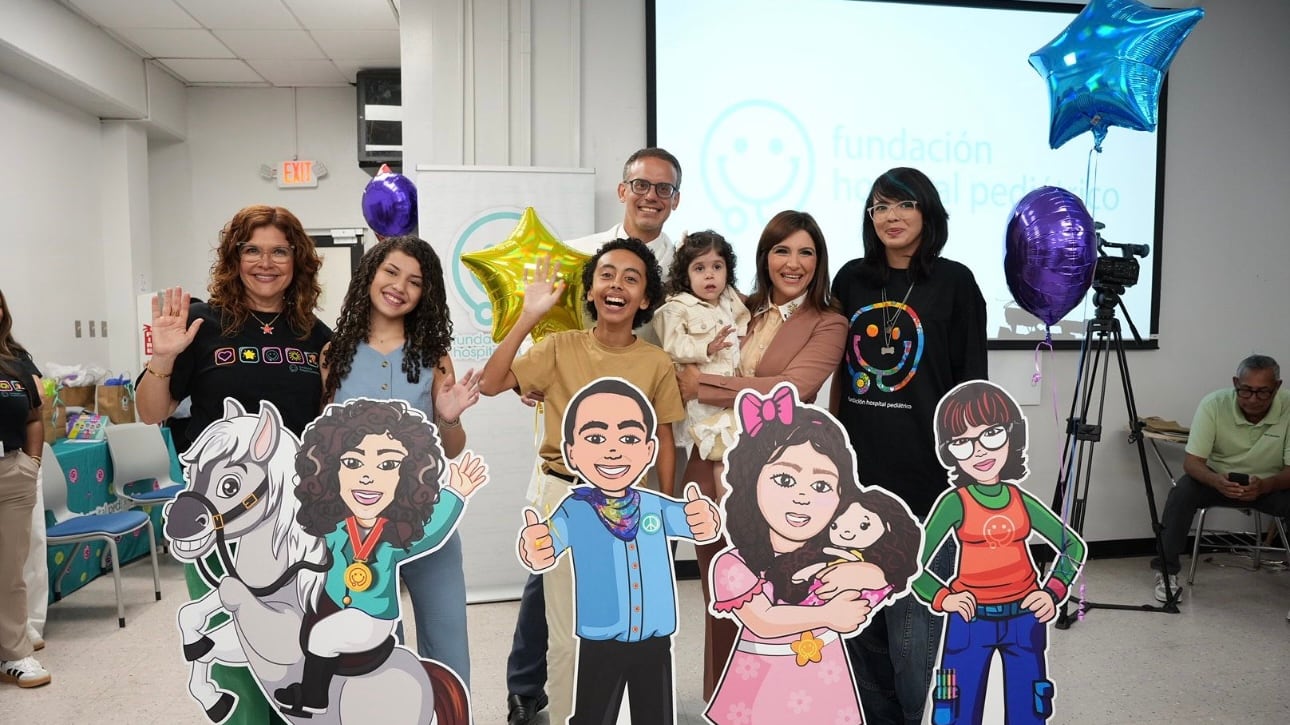 Cuatro de los cinco pacientes destacados para la campaña Pacientes Estrellas —Alejandra Sofía, Loreliz, Bayoán y Valentina— junto a la directora de la Fundación, Rebeca Quiñones, y los padrinos de la campaña, Humberto Guzmán y Katiria Soto.
