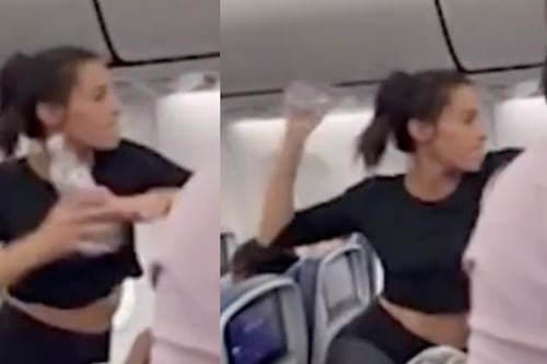 Mujer se vuelve viral al arrojar una botella de agua contra un pasajero en un avión