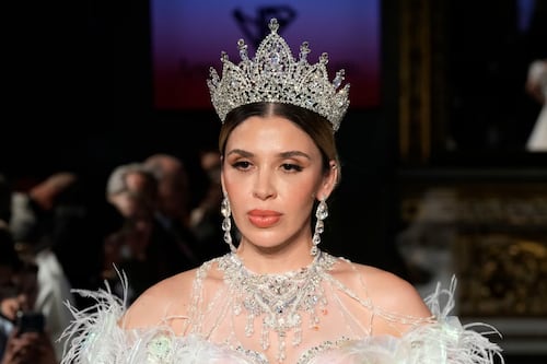 ¡Irreconocible! Emma Coronel sorprende con drástico cambio de look mientras cumple libertad supervisada