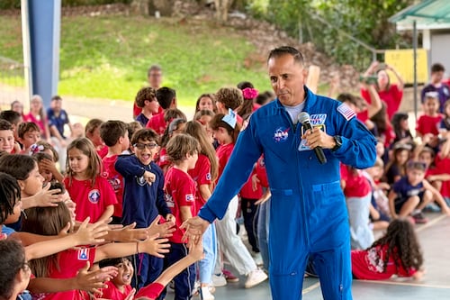 Astronauta boricua Joseph Acaba a estudiantes en Puerto Rico: “Si yo lo puedo hacer, ustedes también”