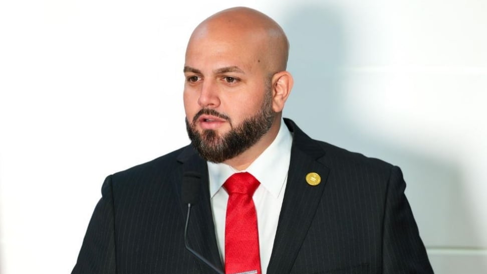 El senador por el Distrito de Mayagüez-Aguadilla, Jesion Rosa Ramos, cuestionó el viernes la determinación del Municipio de Moca de restablecer la jornada laboral de lunes a viernes sin un ajuste salarial para empleados municipales.
