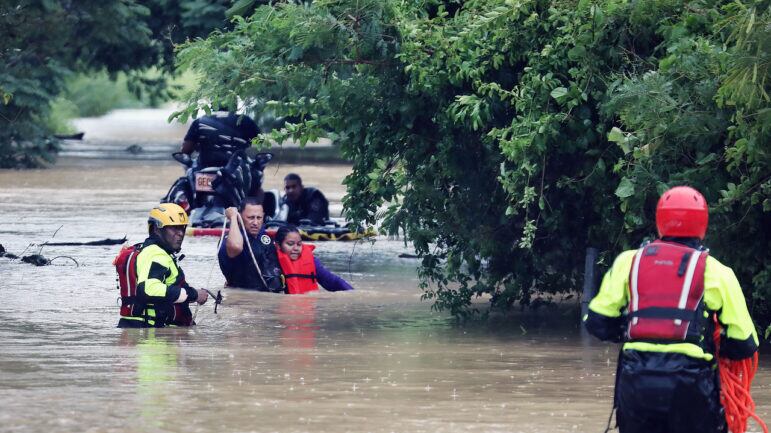 Rescate de la joven Emily Ortiz García en la carr. 188 Km 4 en Loíza.