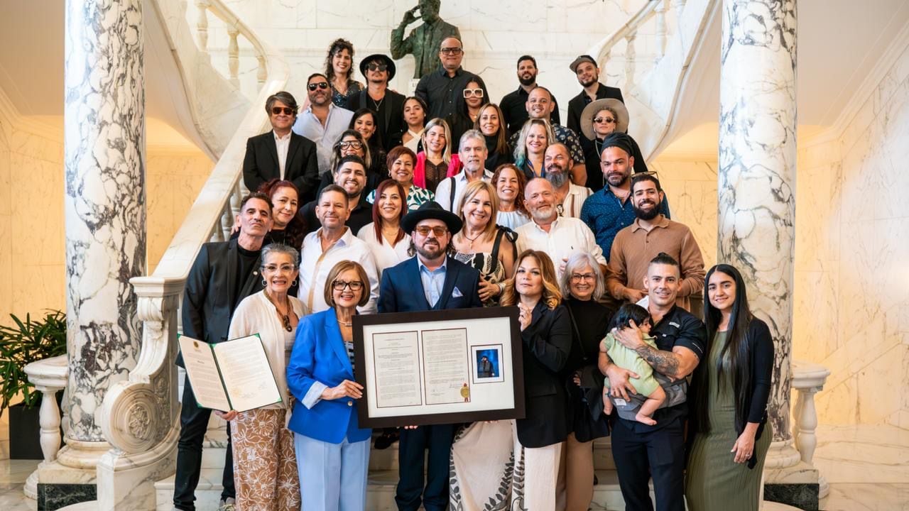 Senado reconoce los 30 años de trayectoria artística de Gustavo Laureano.