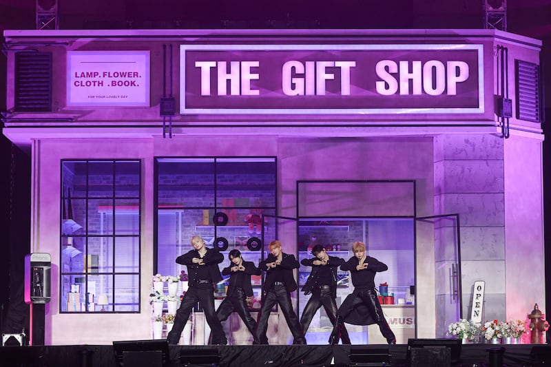 TOMORROW X TOGETHER presenta por primera vez 'Stick with you'