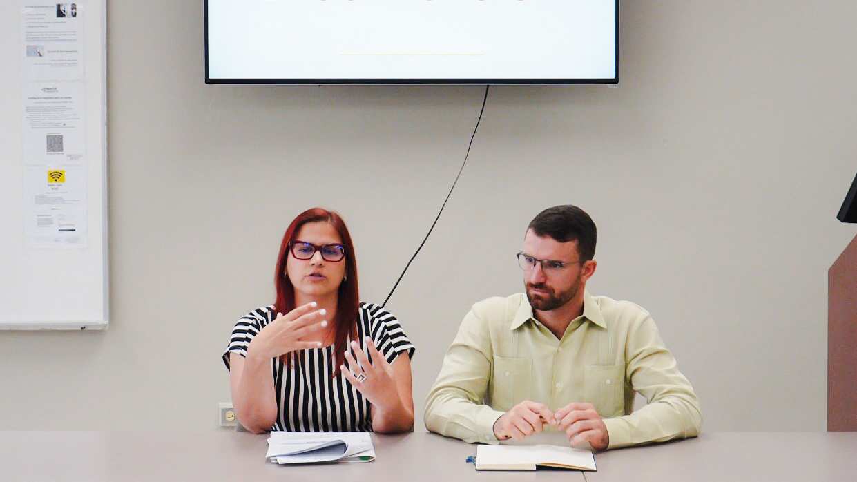 Issel Masses, directora ejecutiva de Sembrando Sentido, junto con Johnny Rullán, portavoz de Somos Más.