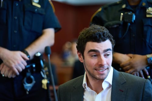 Hombre finge ser agente del FBI para liberar a Luigi Mangione