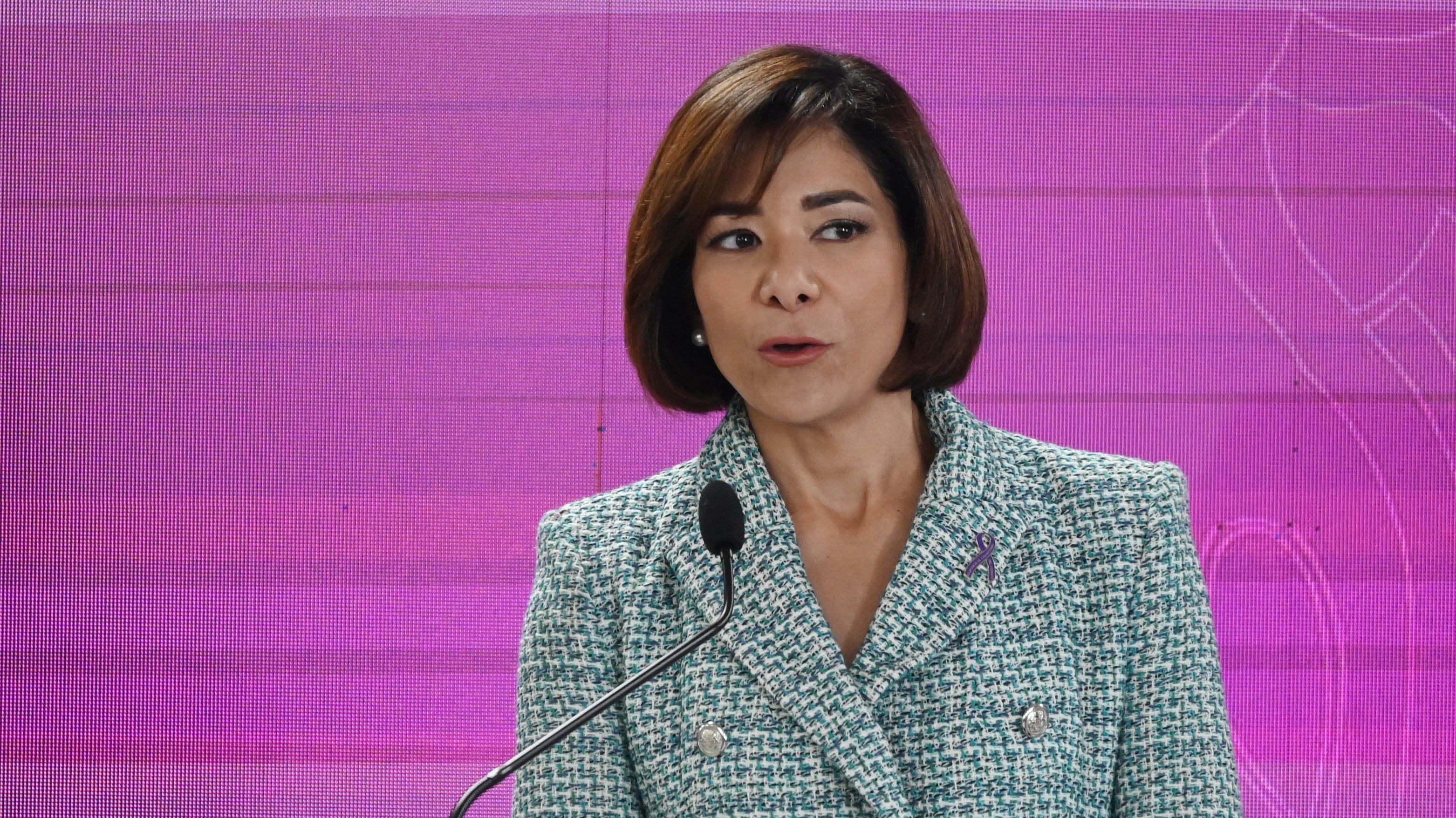 La gobernadora, Jennifer González y la Secretaria de. Justicia, Lourdes L. Gómez Torres, ofrecen detalles de la Unidad que se encargará de de los delitos hacia los adultos mayores en los tribunales.