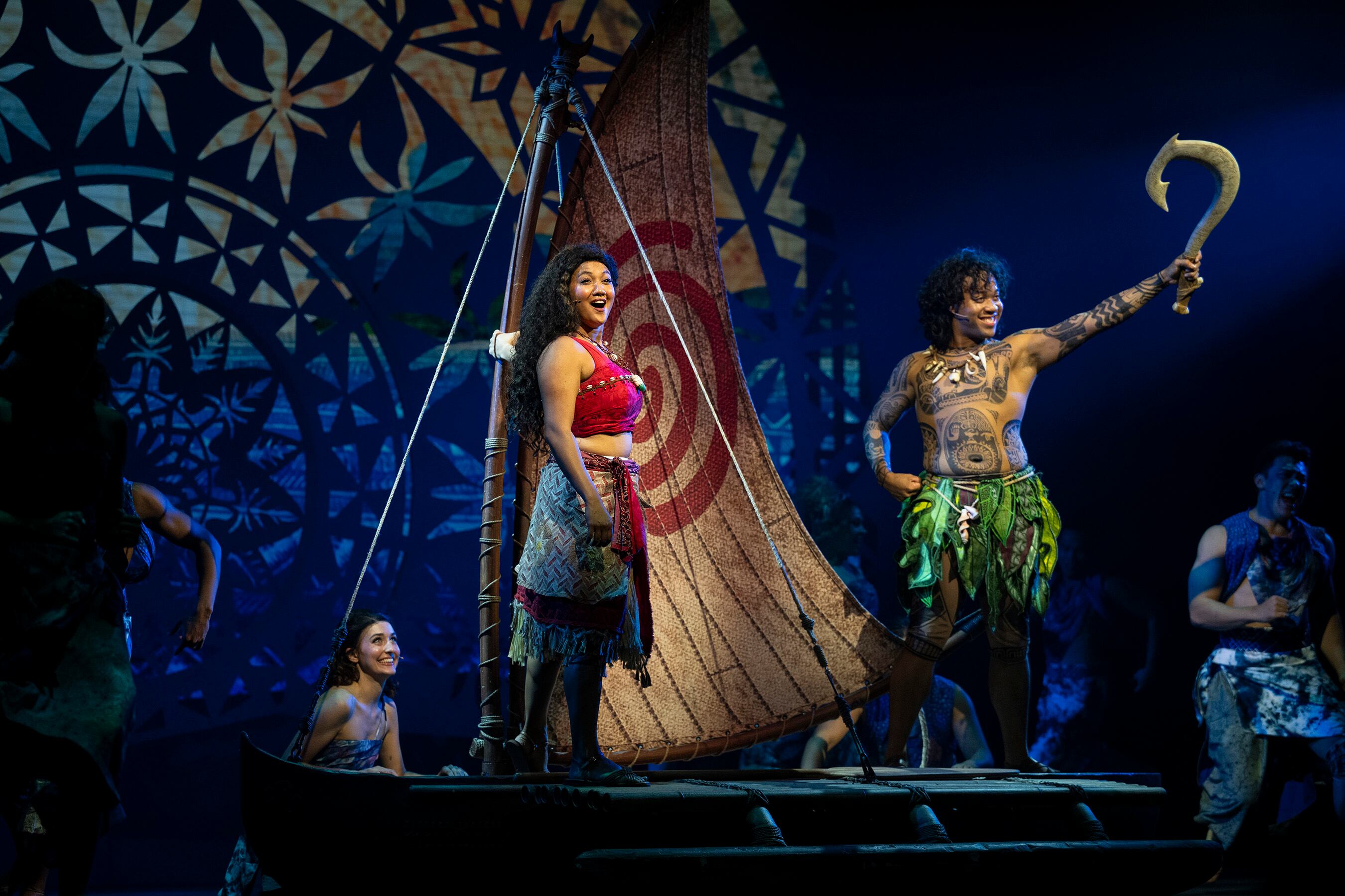 “Disney The Tale of Moana” da vida por primera vez a la historia de aventuras de Moana en el Walt Disney Theatre a bordo del nuevo barco de Disney Cruise Line, el Disney Treasure. Con una escenografía y una música llena de elementos de la cultura de las Islas del Pacífico que inspiran el clásico cuento de iniciación, esta innovadora producción sumergirá al público en una aventura transformadora por tierra y mar. Los visitantes vivirán la historia de Moana como nunca antes, con nuevas canciones, marionetas a gran escala y efectos especiales innovadores.