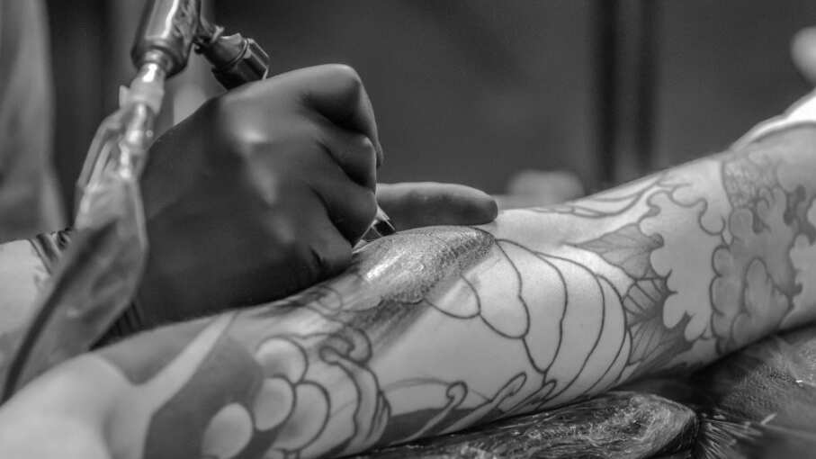 Evita bañarte en playas y piscinas mientras cicatriza el tatuaje