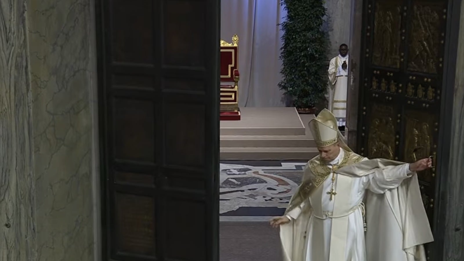 El Papa empuja los grandes portones de bronce. Crédito: captura de pantalla Vatican Media