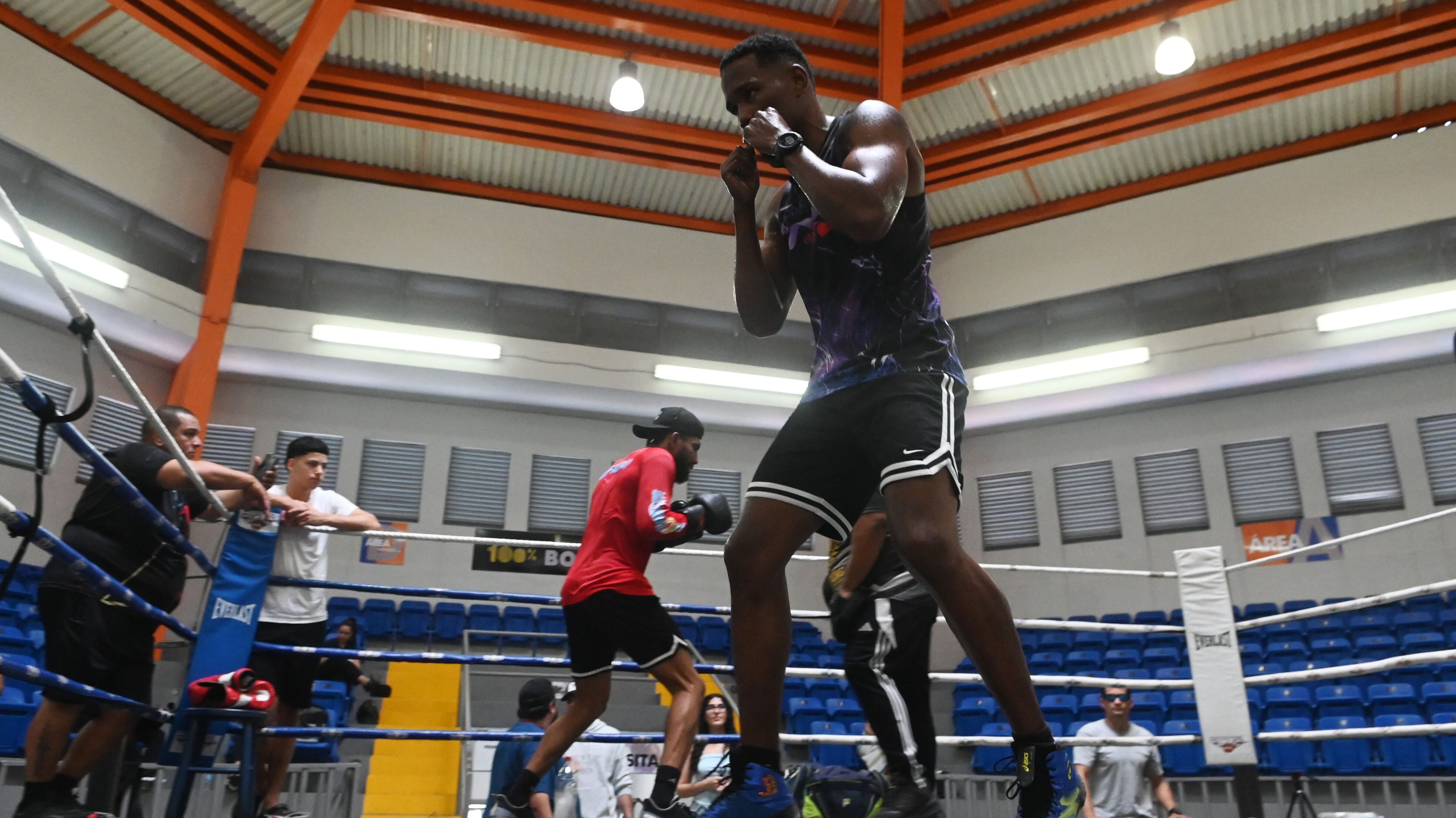 Subriel Matías entrena en el gimnasio boxistico Pedro Rodríguez Gaya