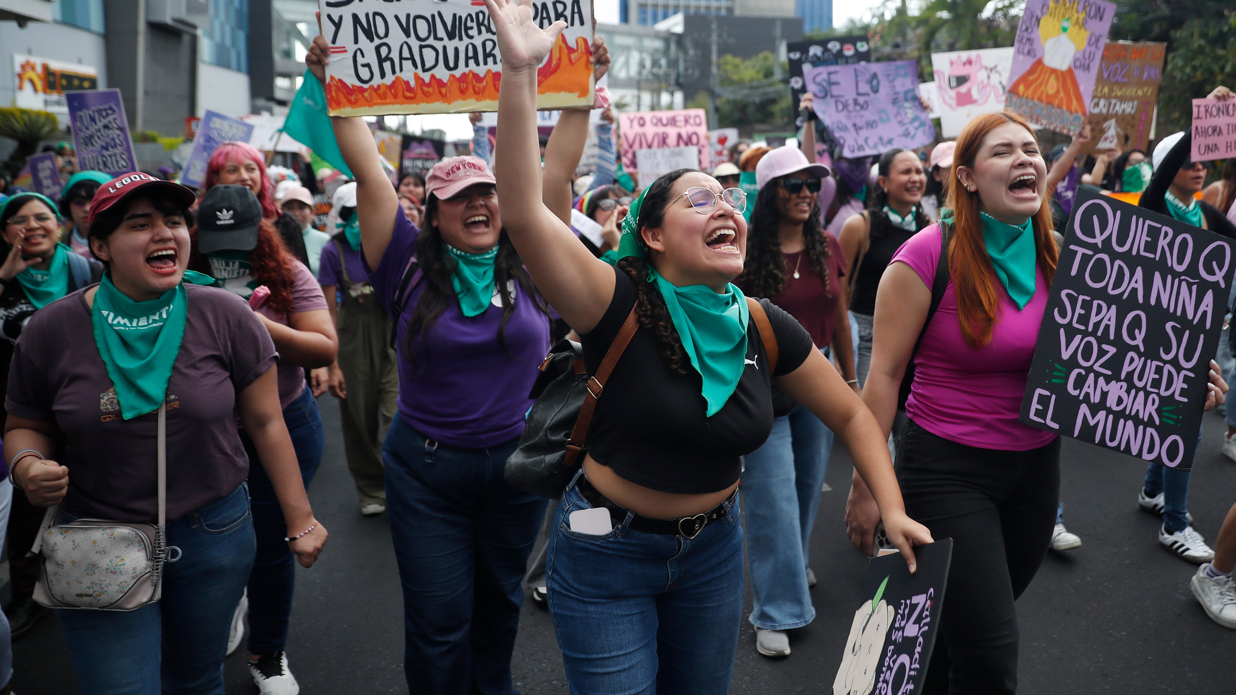 Mujeres participan en la marcha de conmemoración del Día Internacional de la Mujer 8M en San Salvador (El Salvador). EFE/ Rodrigo Sura