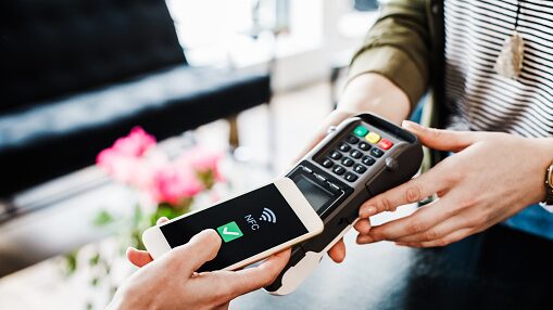 Foto referencial de un pago mediante transferencia electrónica