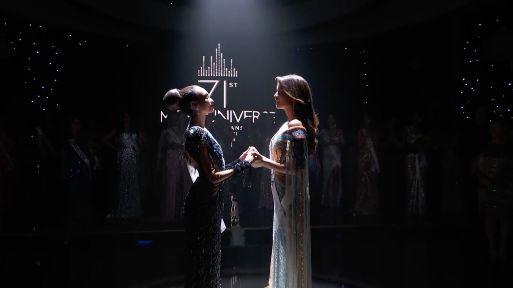 R’Bonney Gabriel y Amanda Dudamel, finalistas de Miss Universo 2022, esperan el nombre de la ganadora.