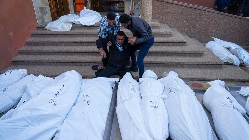 Palestinos lloran a sus familiares muertos en un bombardeo israelí sobre la Franja de Gaza, en el hospital de Jan Y¡unis, el 3 de diciembre de 2023. (Foto AP/Fatima Shbair)